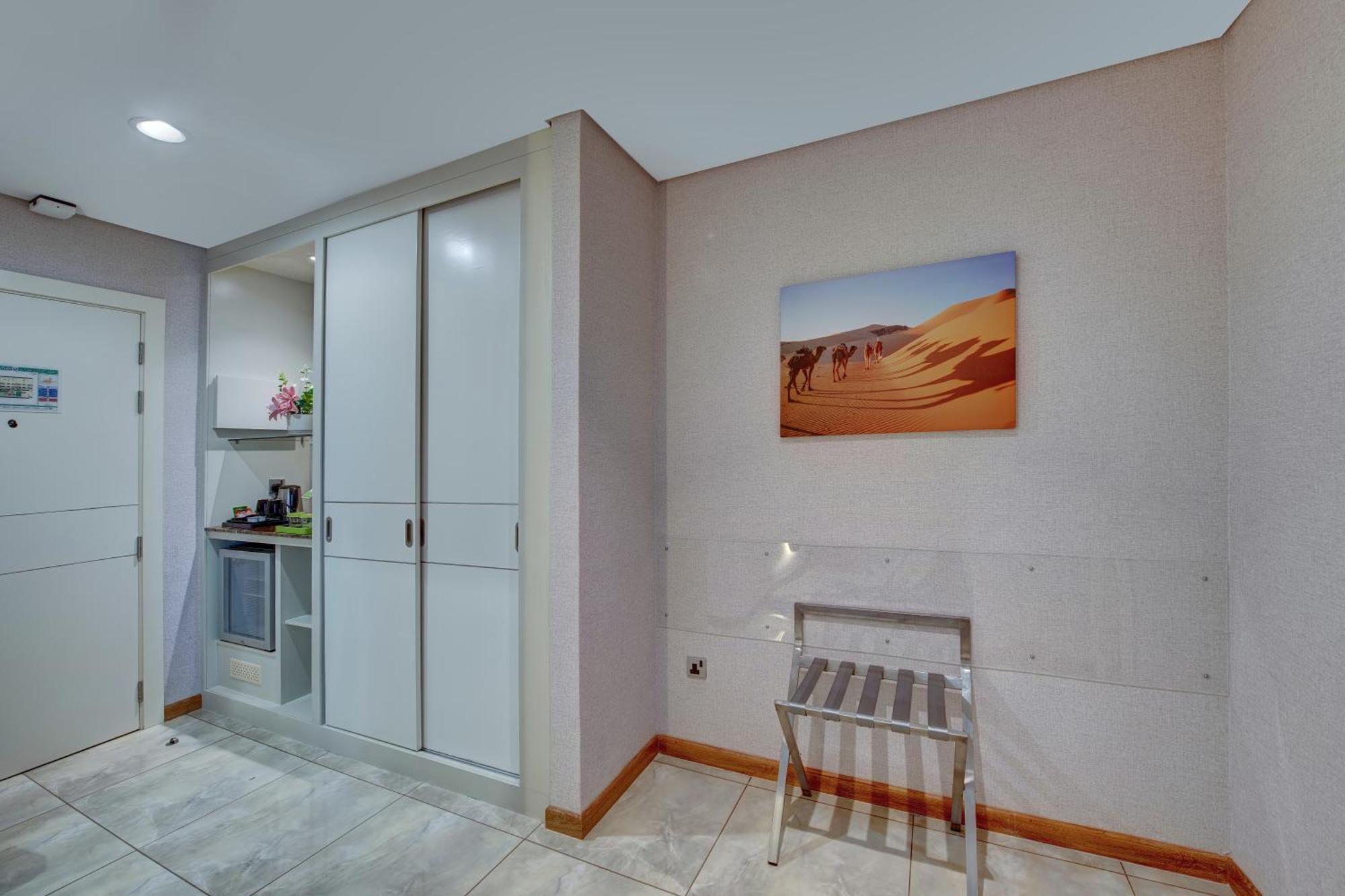 La Quinta By Wyndham Abu Dhabi Al Wahda Hotel Bagian luar foto