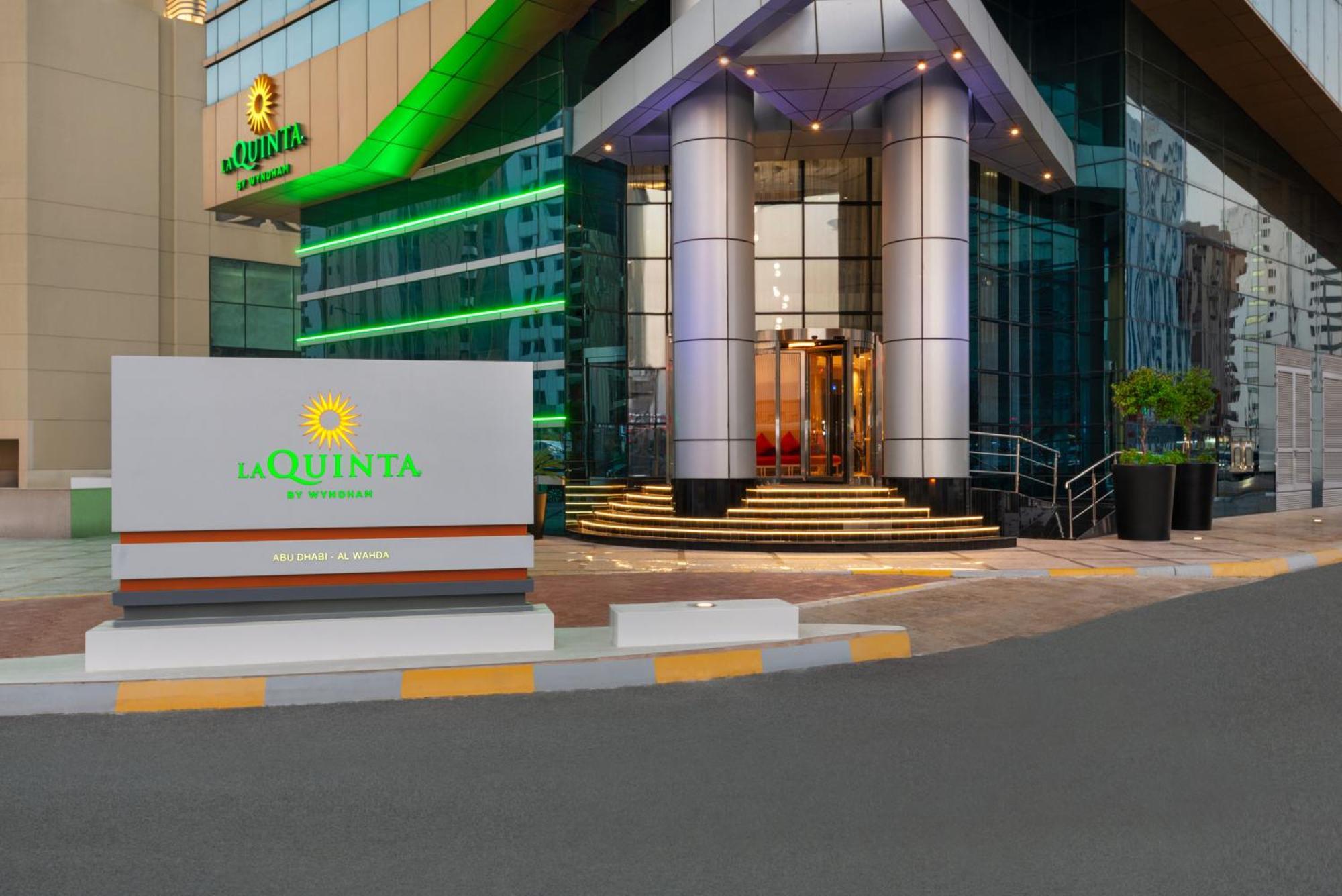 La Quinta By Wyndham Abu Dhabi Al Wahda Hotel Bagian luar foto
